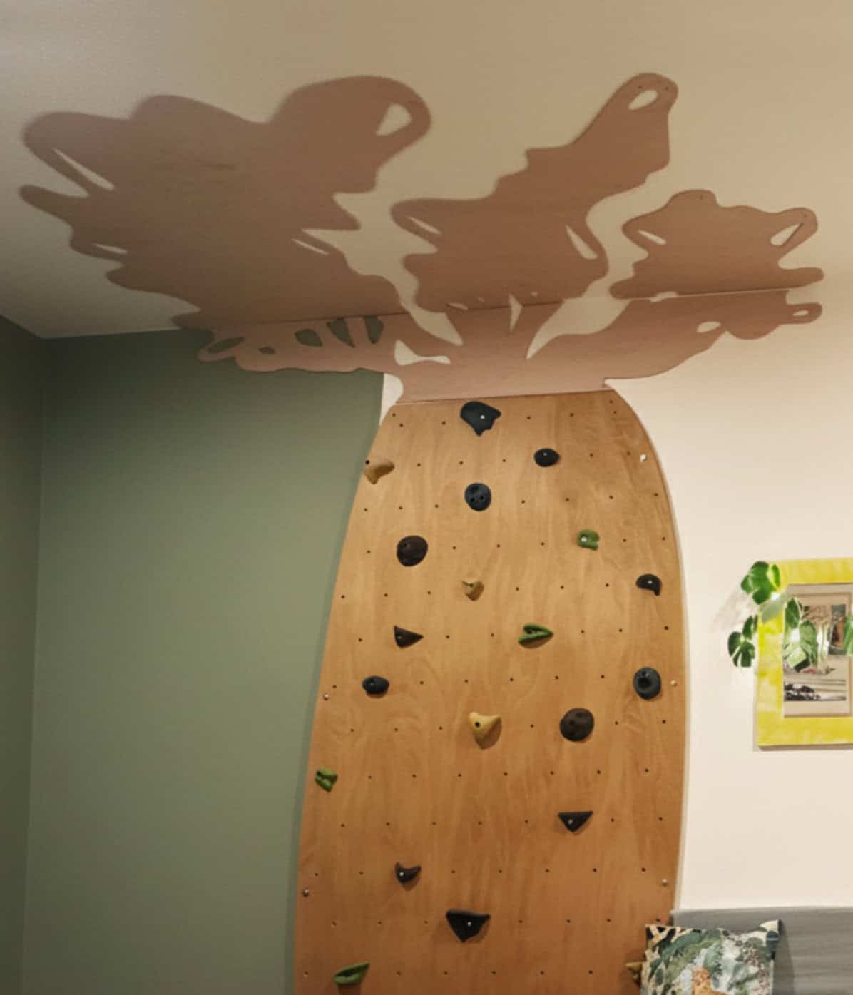Lezecká stěna ve tvaru stromu